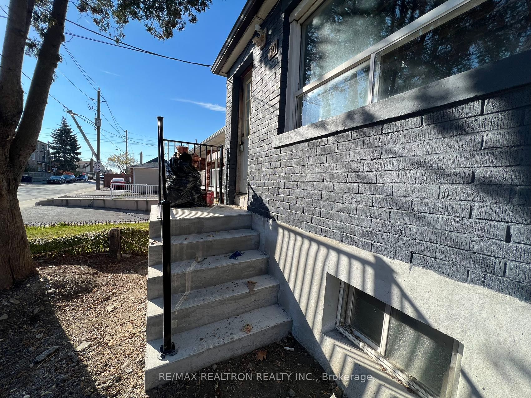 70 Dunraven Dr