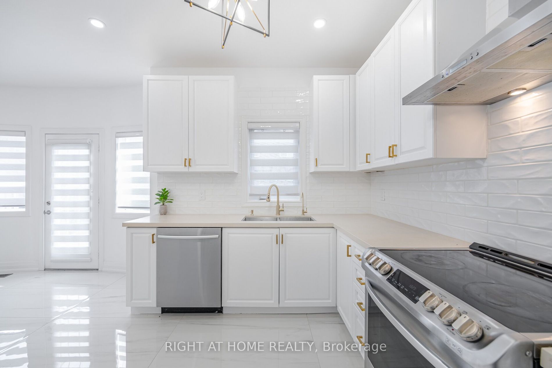 3020 Hawktail Crescent