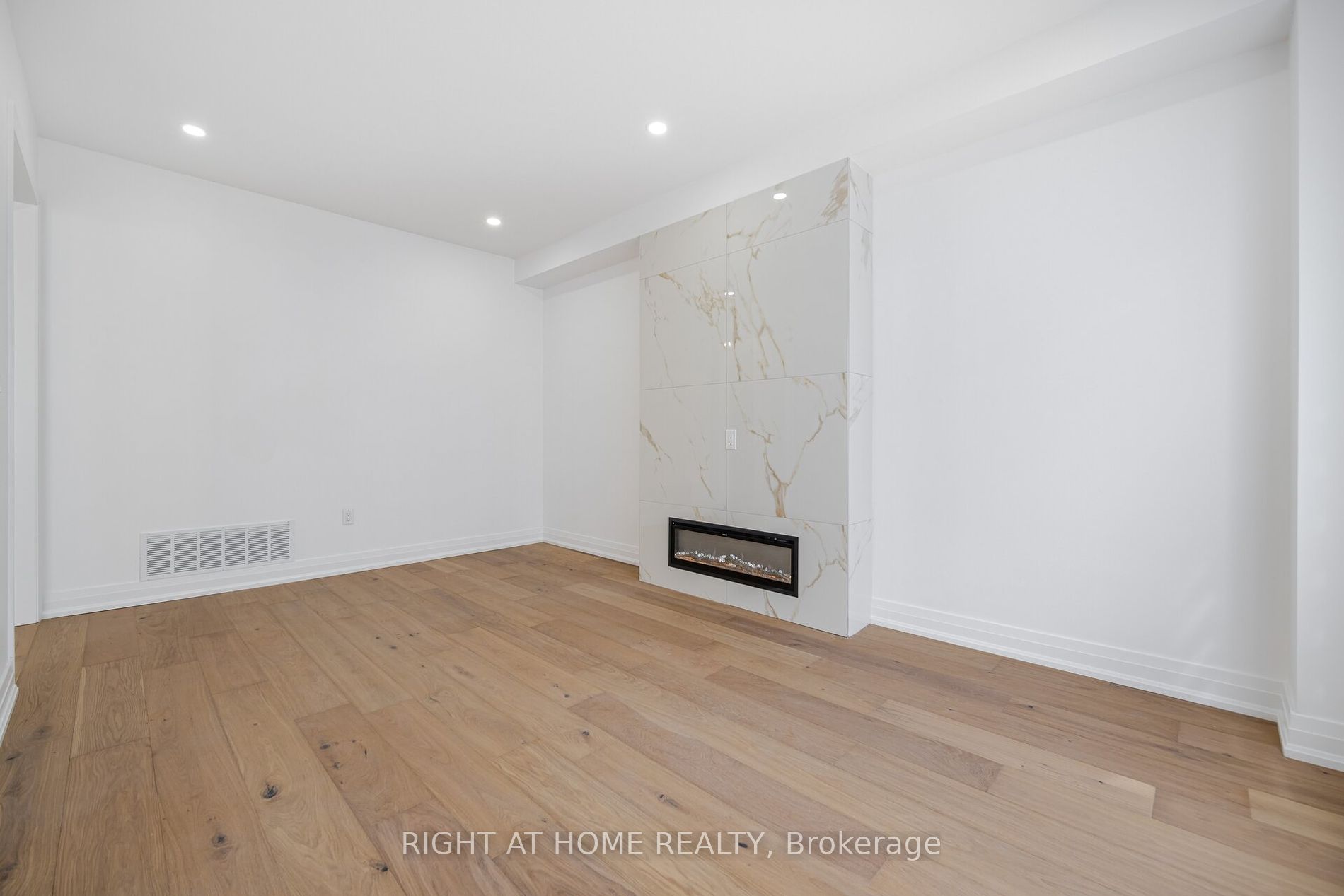 3020 Hawktail Crescent
