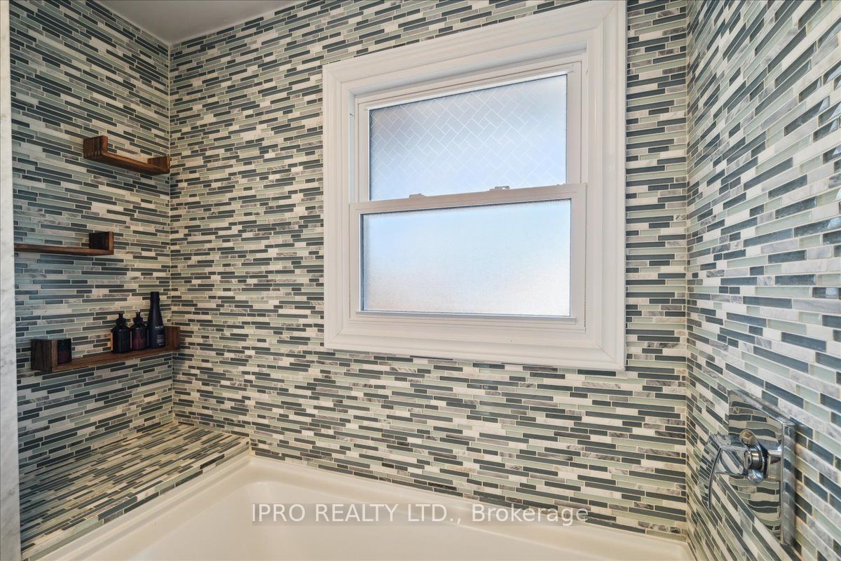 226 Queen Mary Dr