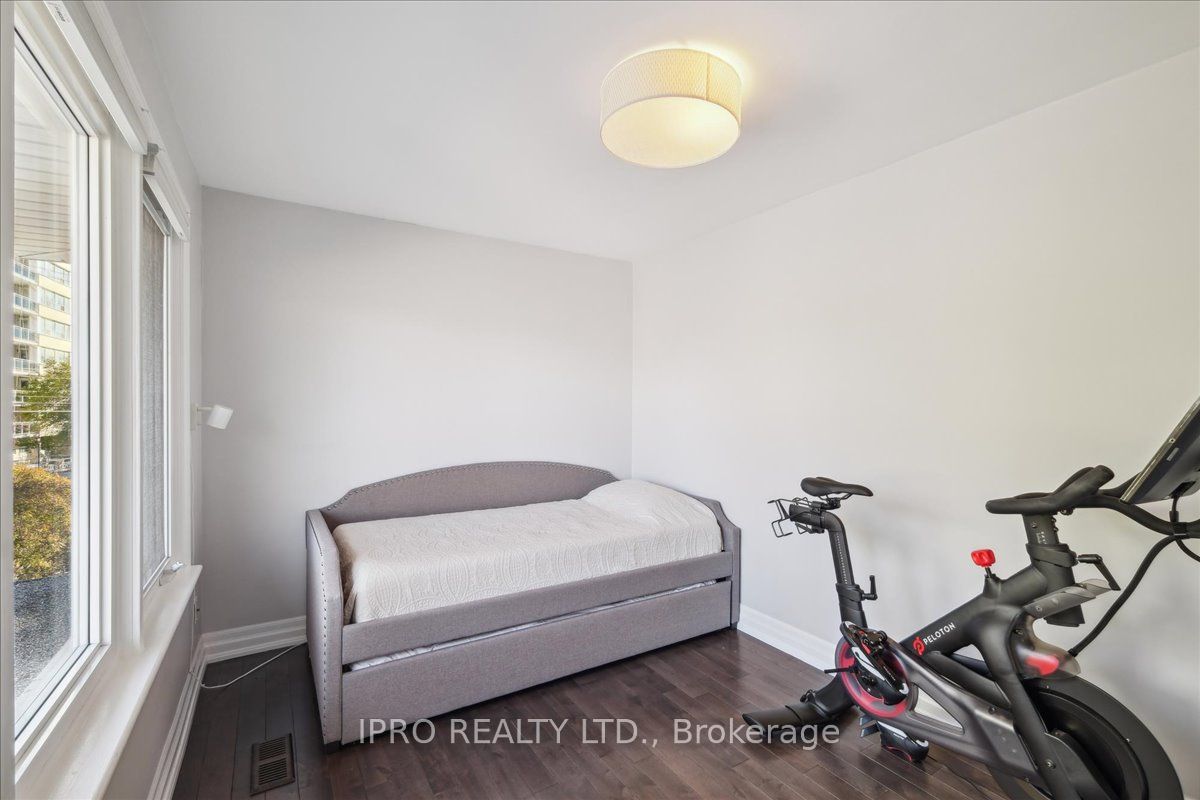 226 Queen Mary Dr