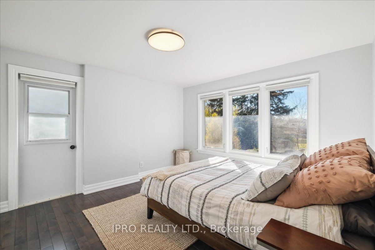226 Queen Mary Dr