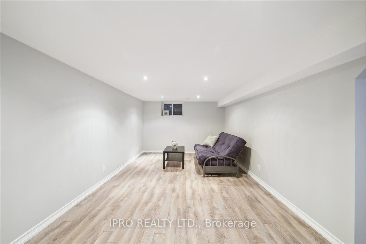 226 Queen Mary Dr