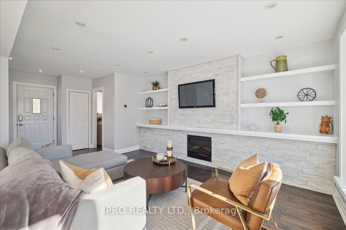 226 Queen Mary Dr