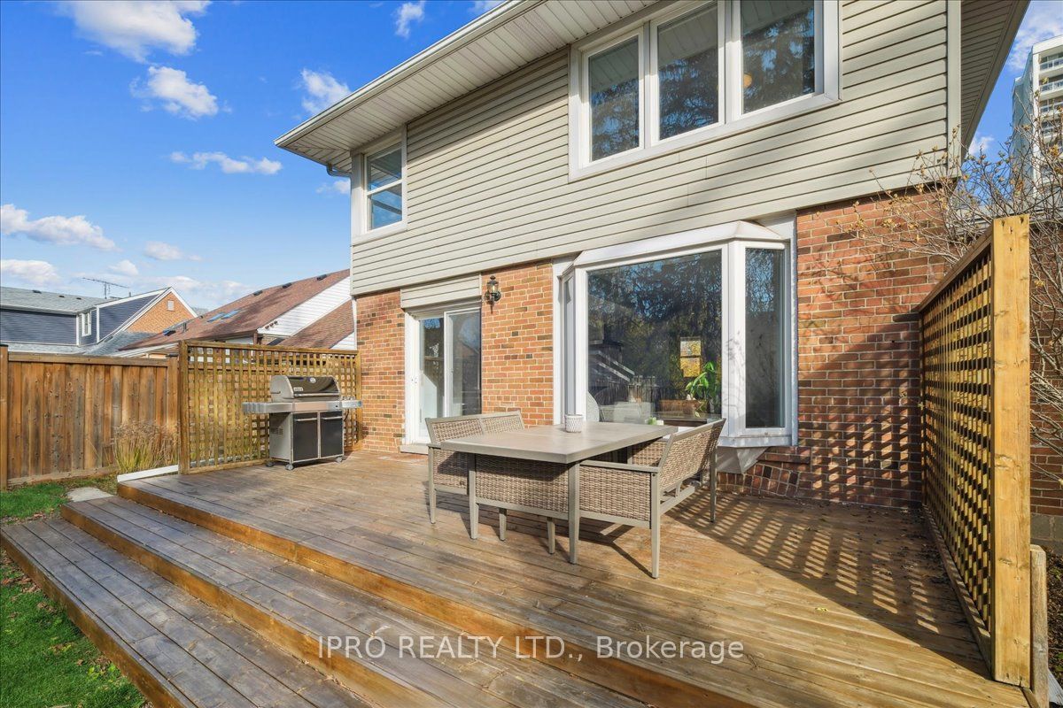 226 Queen Mary Dr