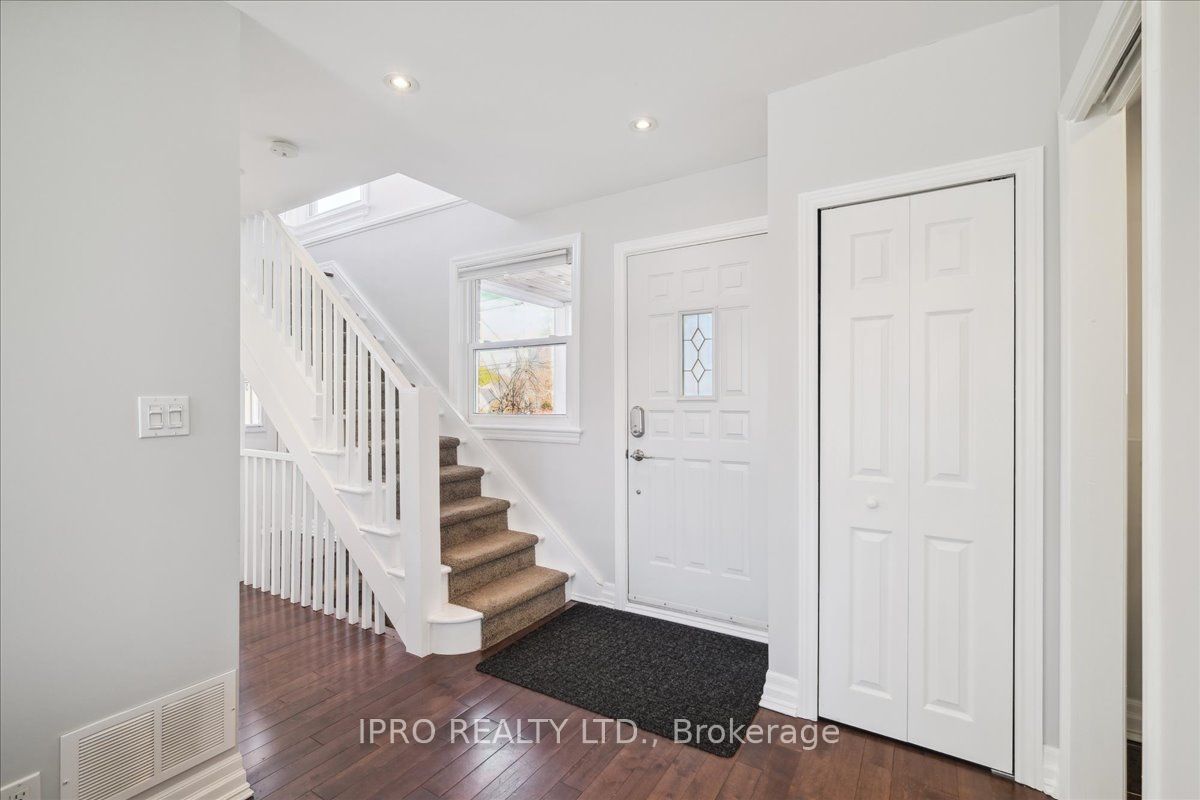 226 Queen Mary Dr