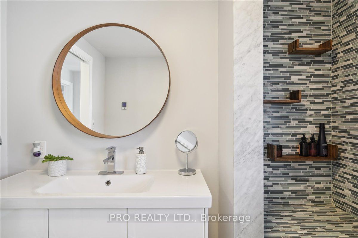 226 Queen Mary Dr