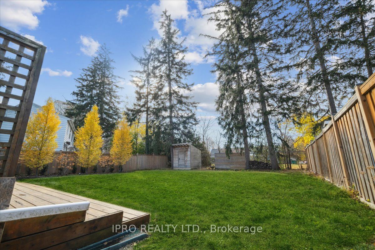 226 Queen Mary Dr