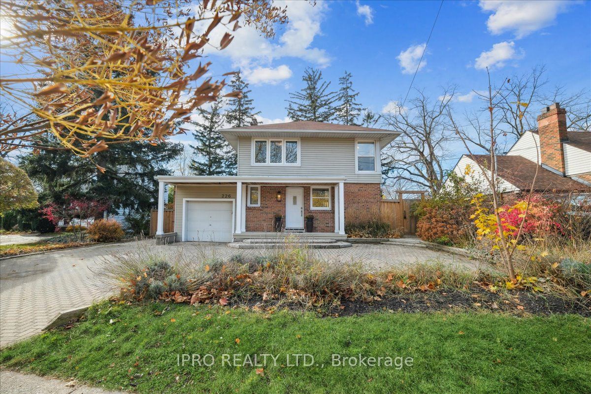 226 Queen Mary Dr