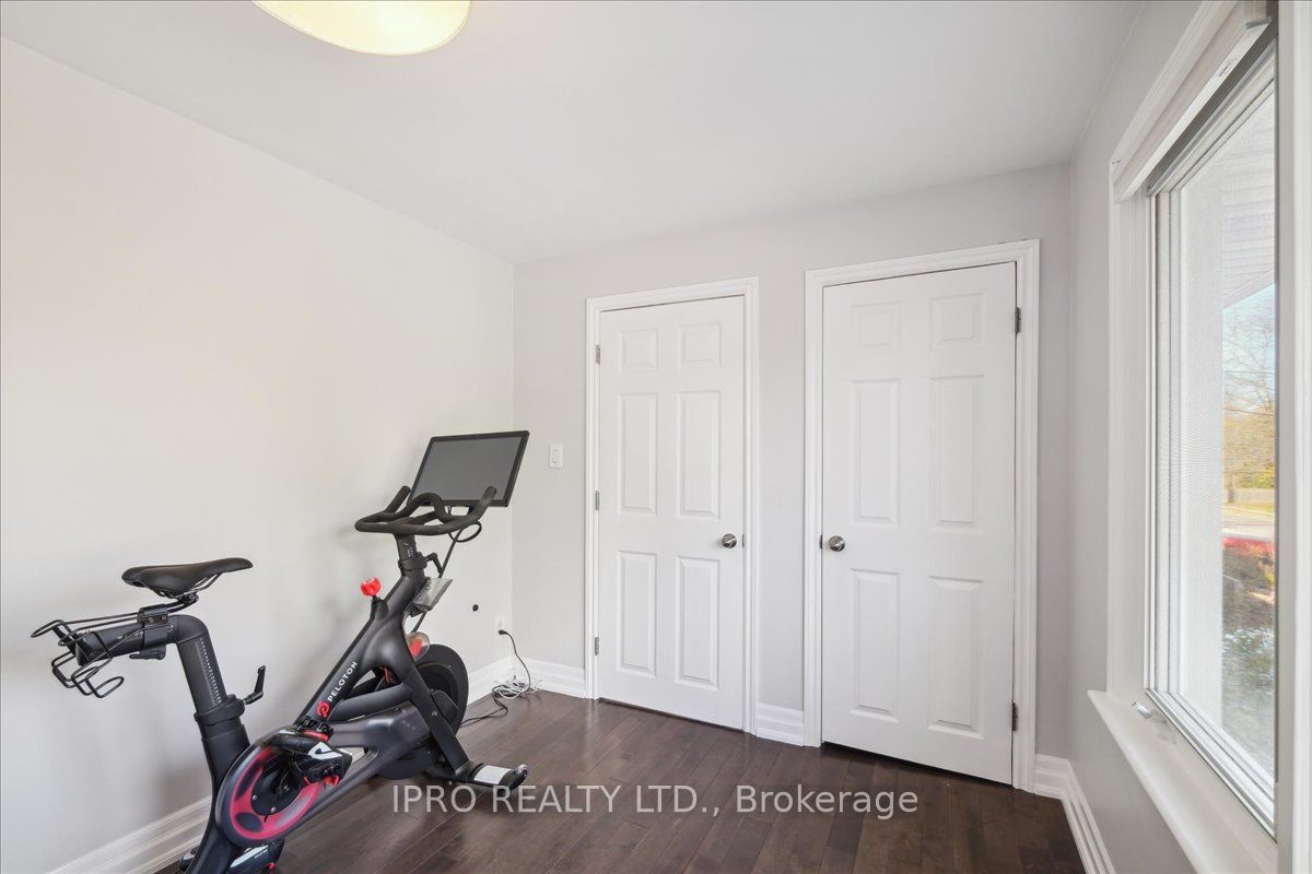 226 Queen Mary Dr
