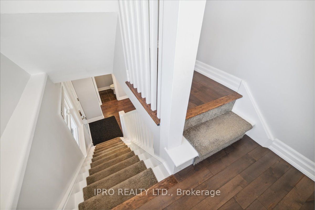 226 Queen Mary Dr