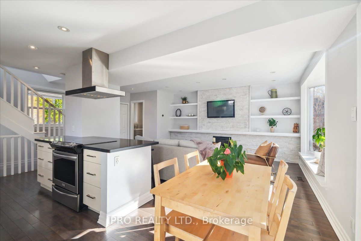 226 Queen Mary Dr