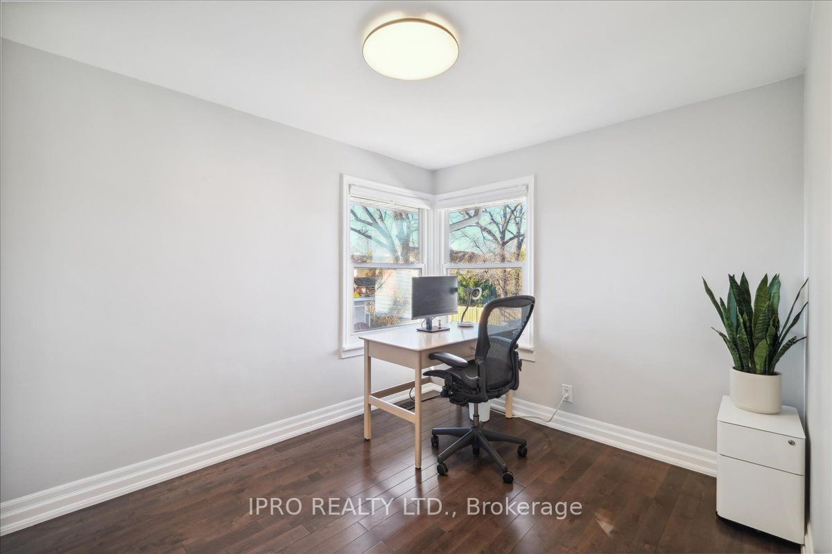 226 Queen Mary Dr