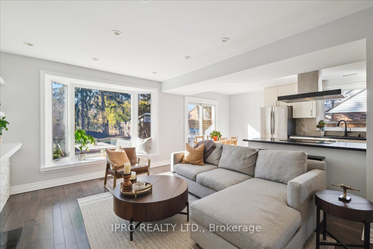 226 Queen Mary Dr
