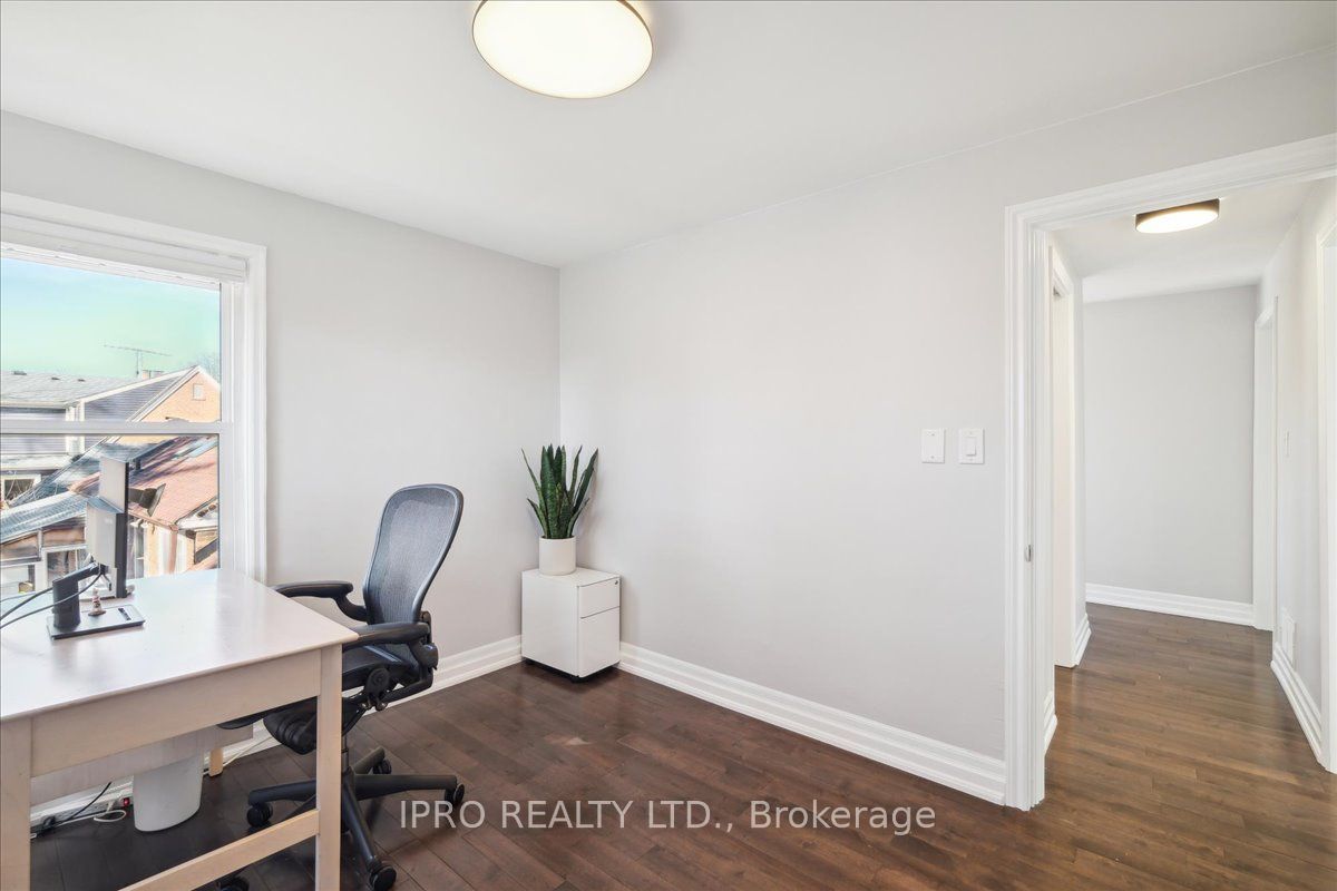 226 Queen Mary Dr