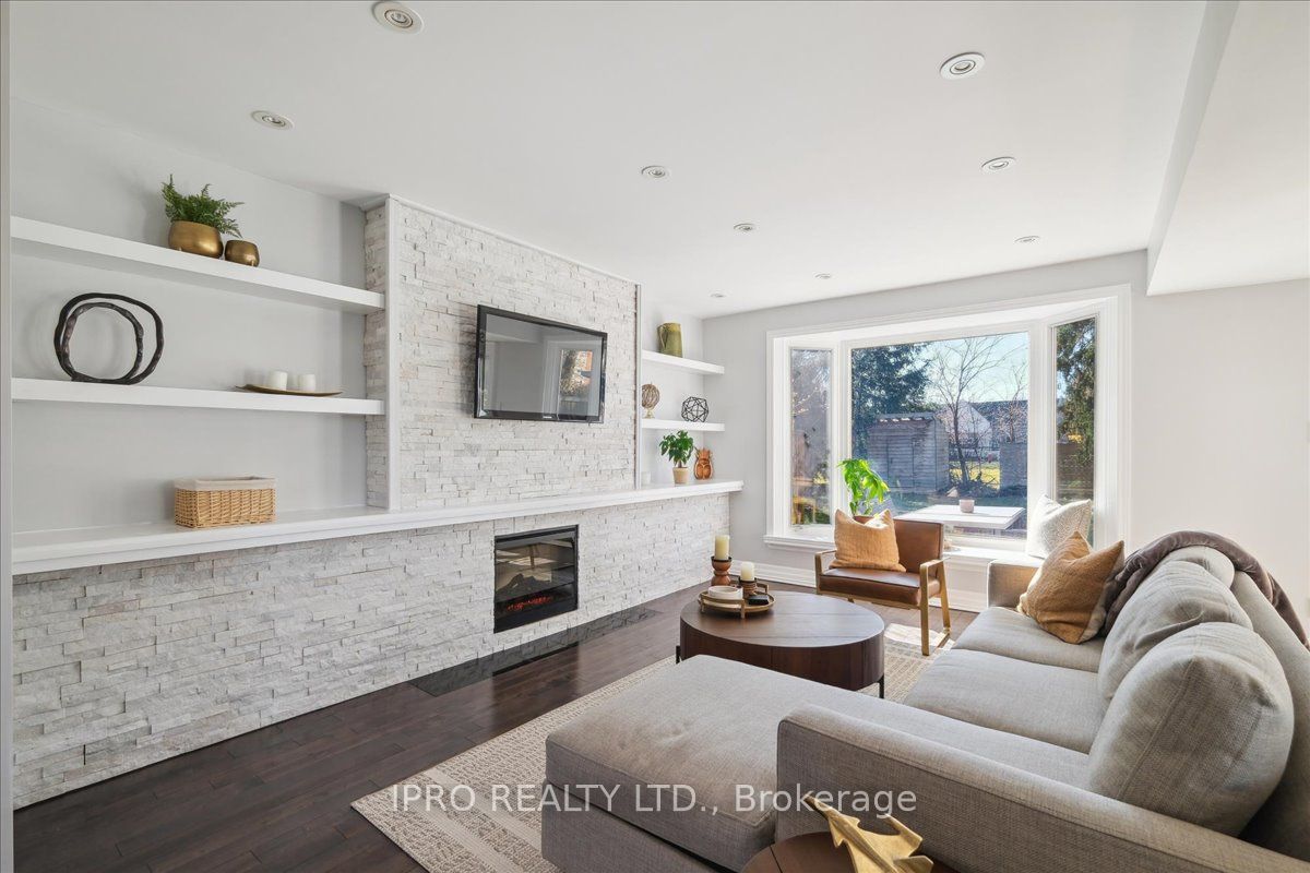 226 Queen Mary Dr