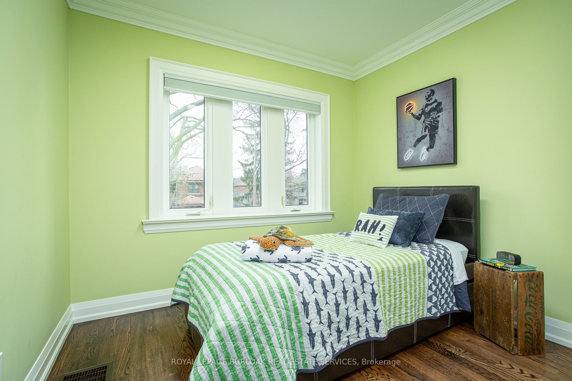 8 Thornhill Avenue