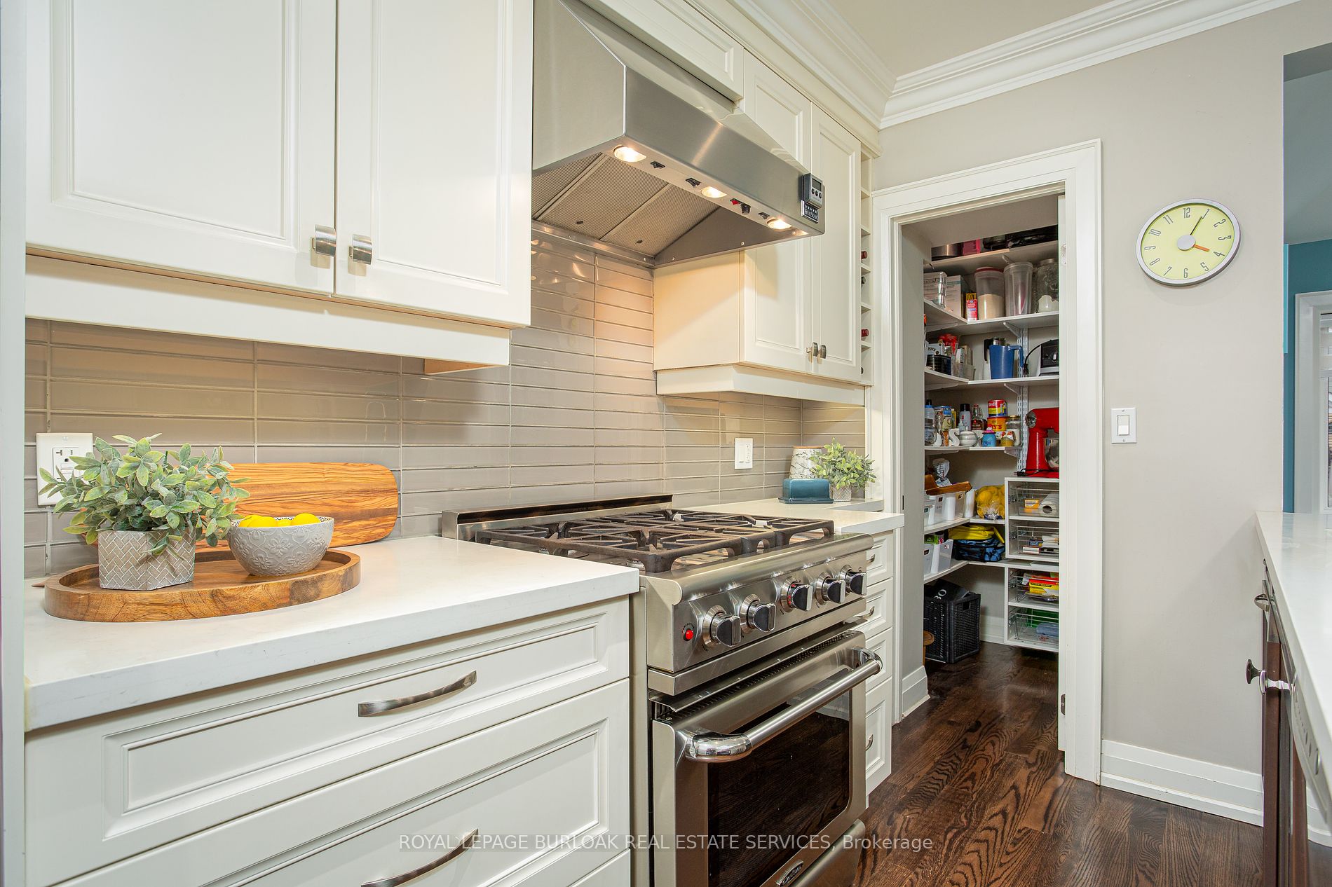 8 Thornhill Avenue