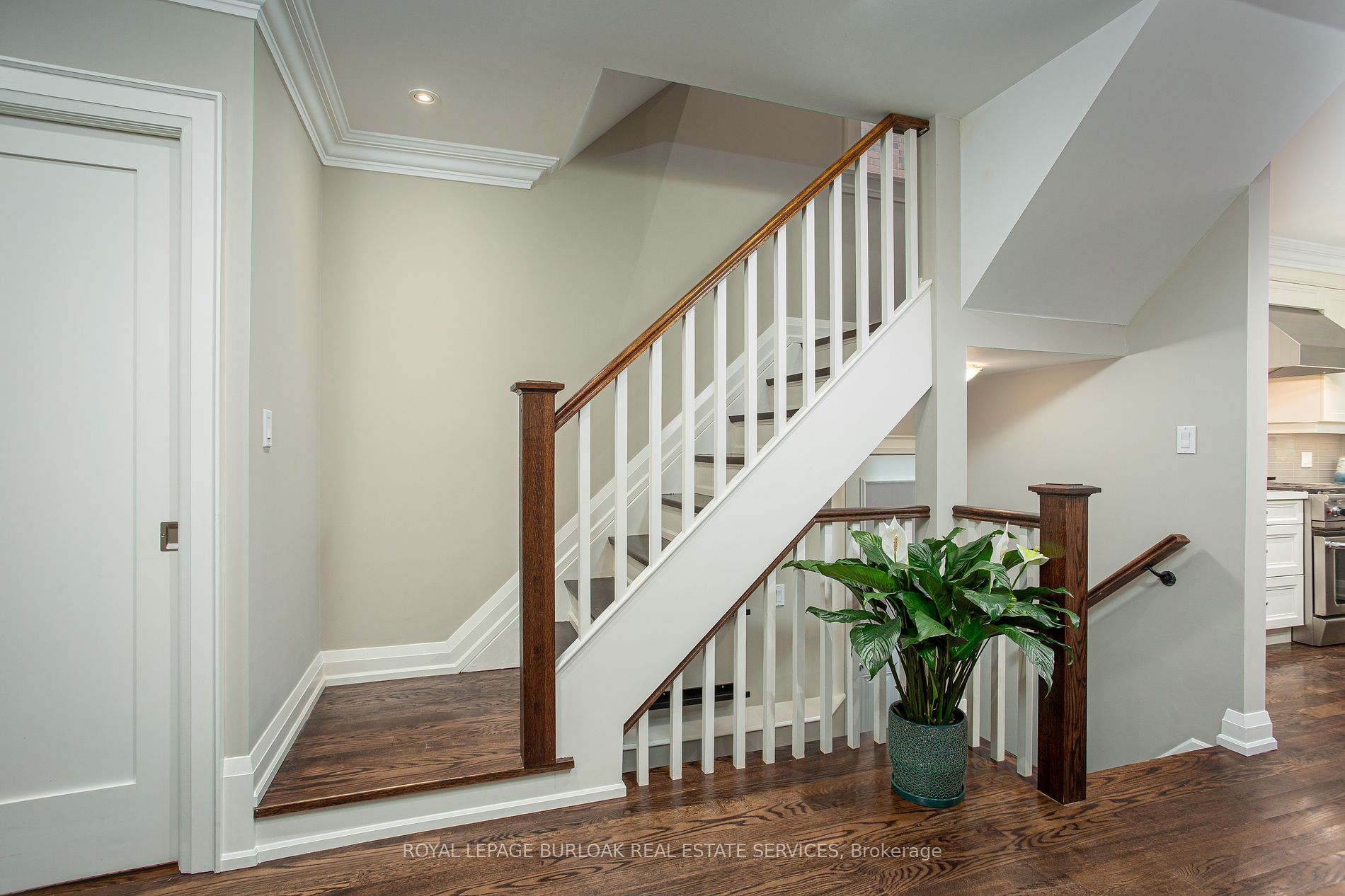 8 Thornhill Avenue