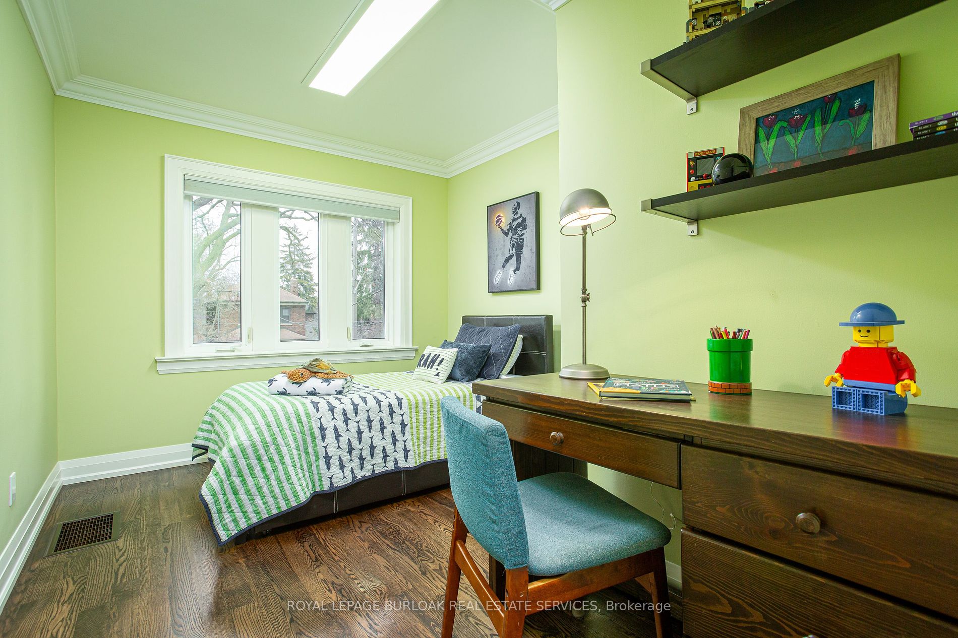 8 Thornhill Avenue