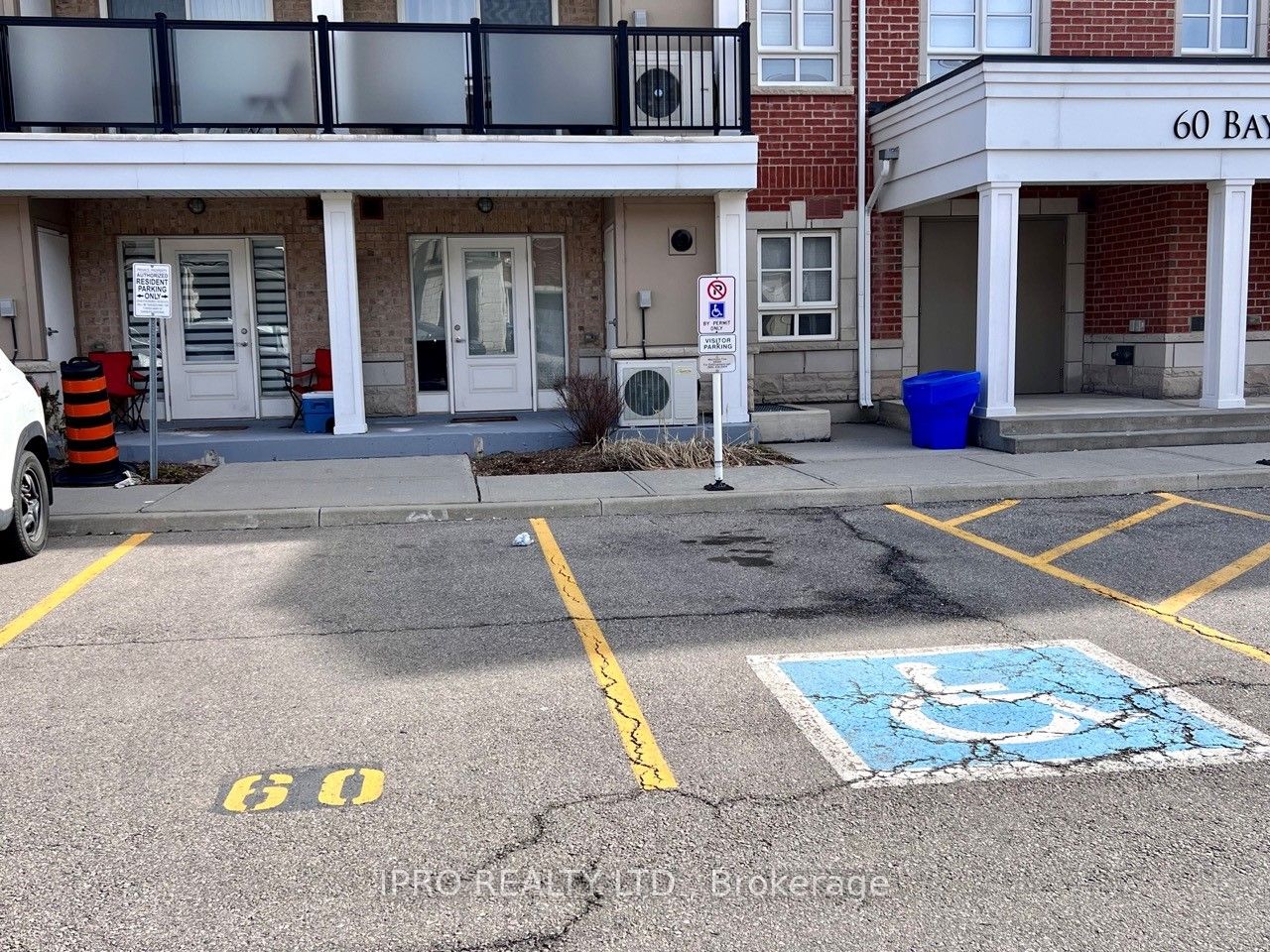 60 Baycliffe Cres, #101