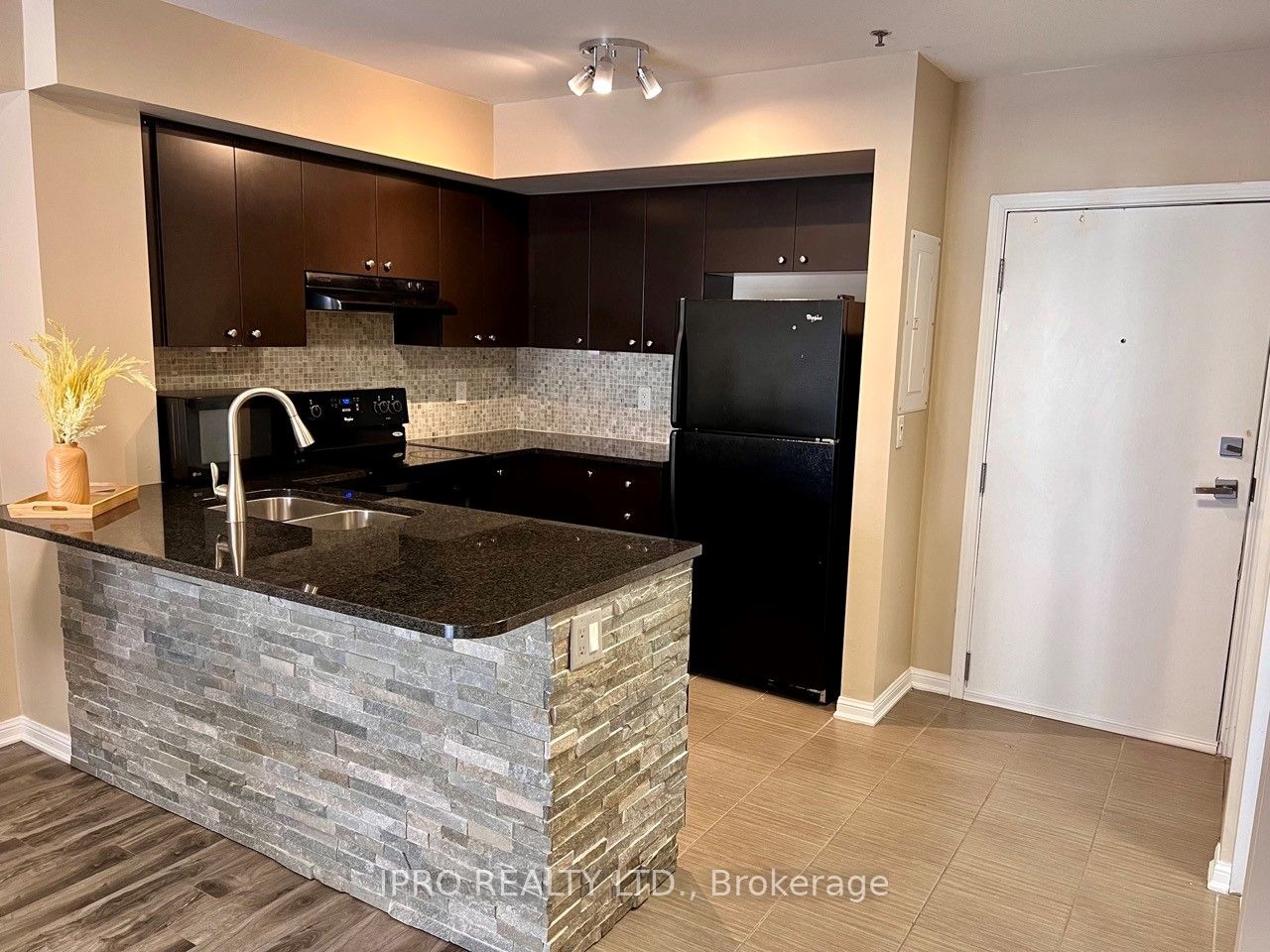 60 Baycliffe Cres, #101