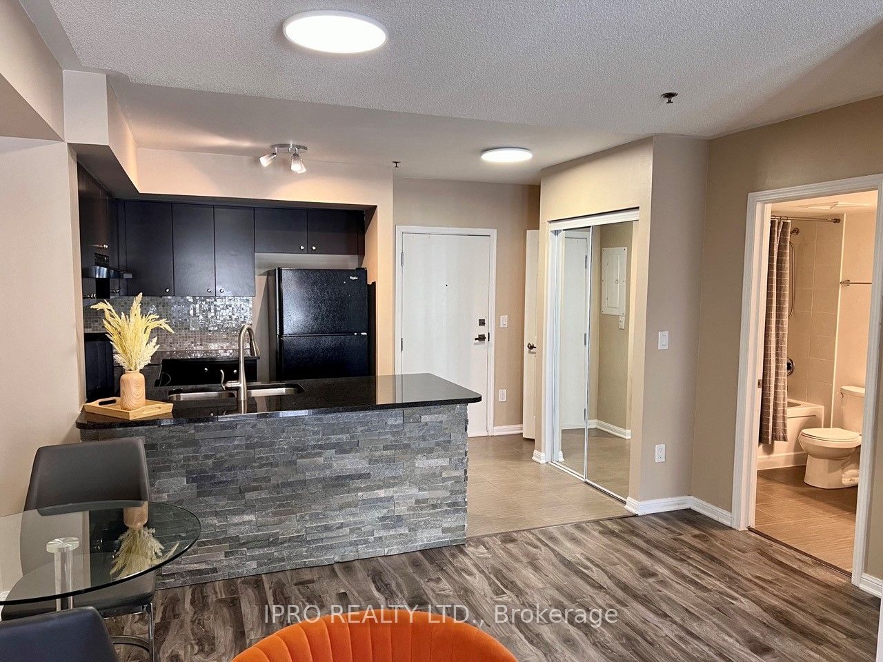 60 Baycliffe Cres, #101