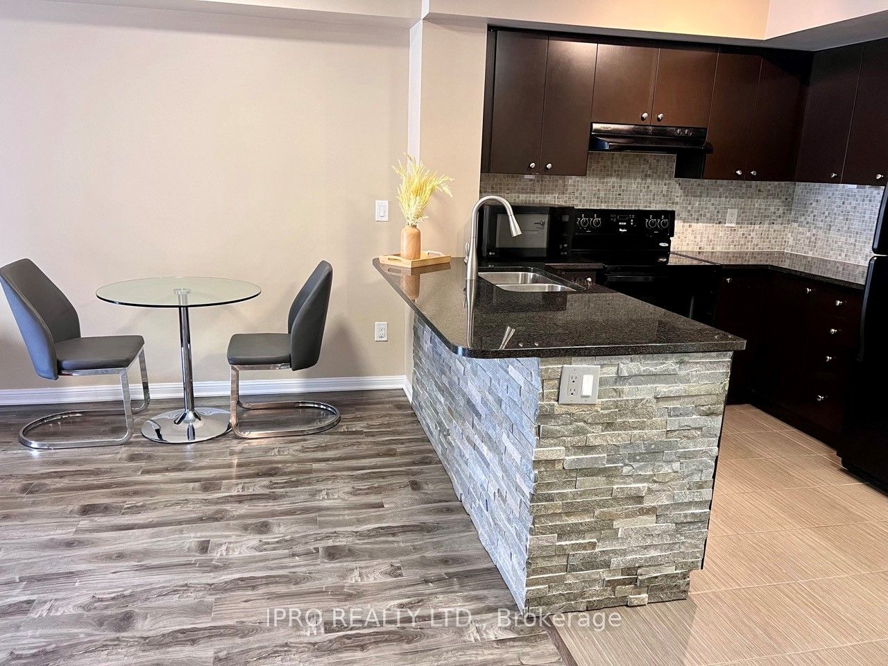 60 Baycliffe Cres, #101