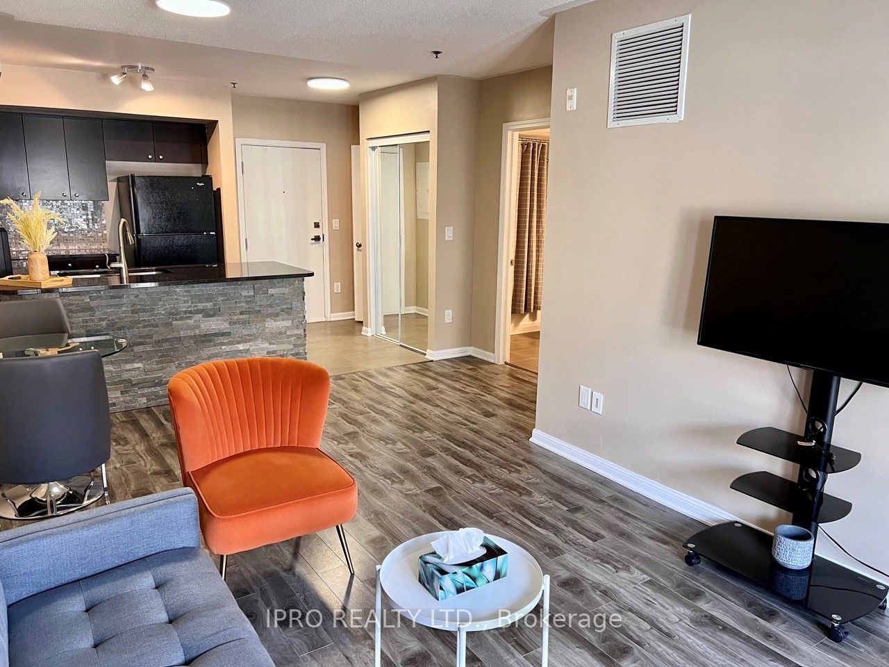 60 Baycliffe Cres, #101