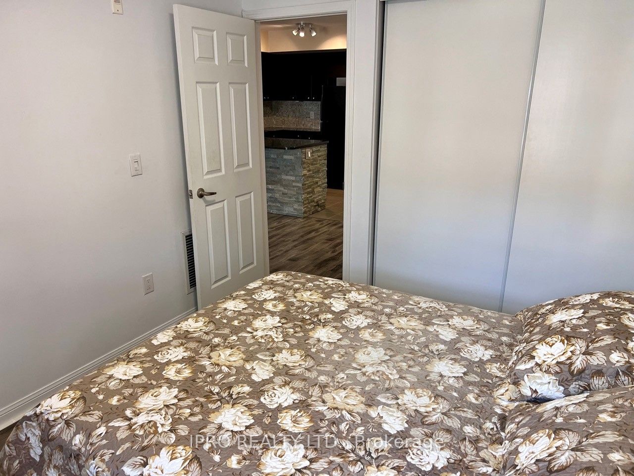 60 Baycliffe Cres, #101