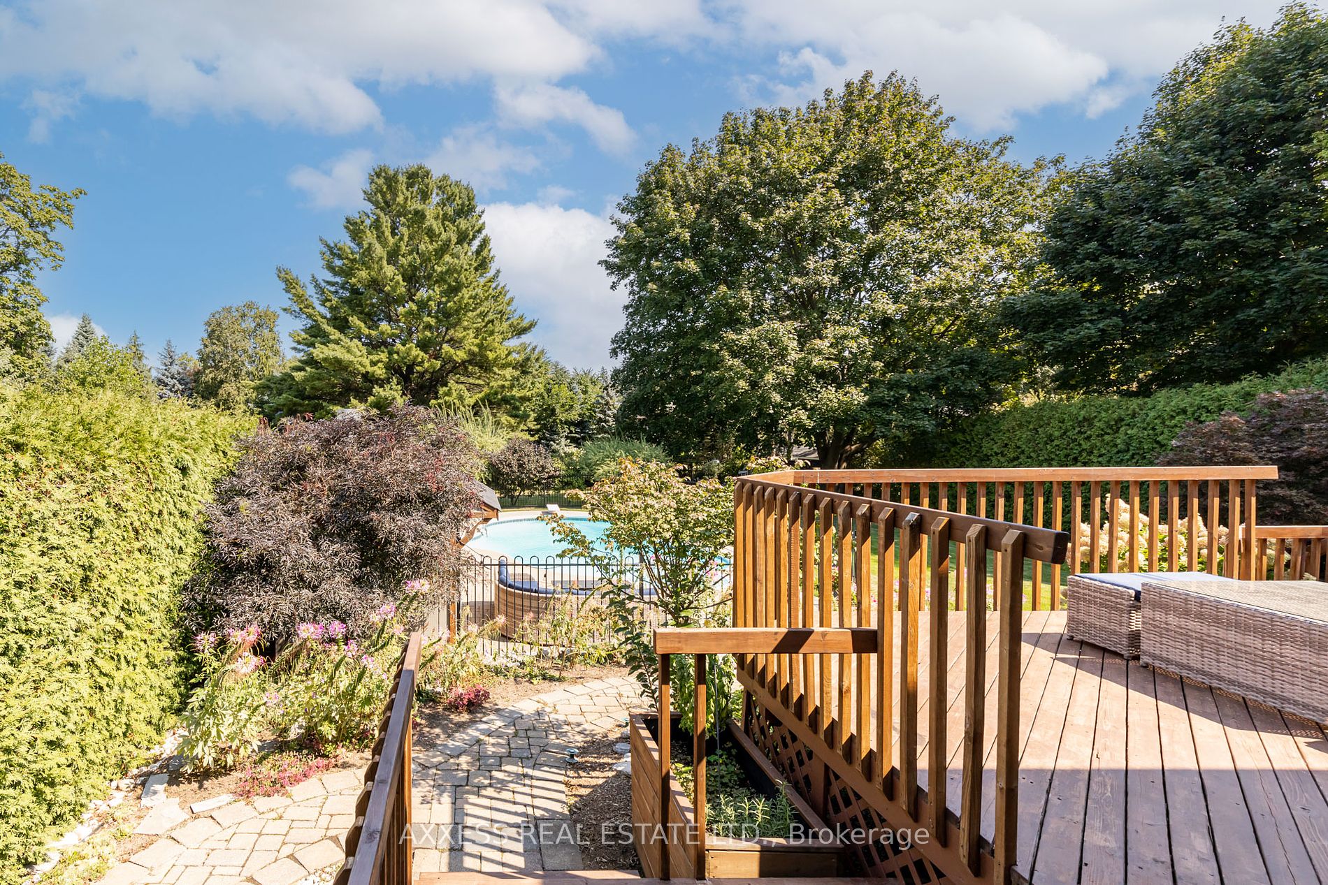 383 Maplehurst Avenue