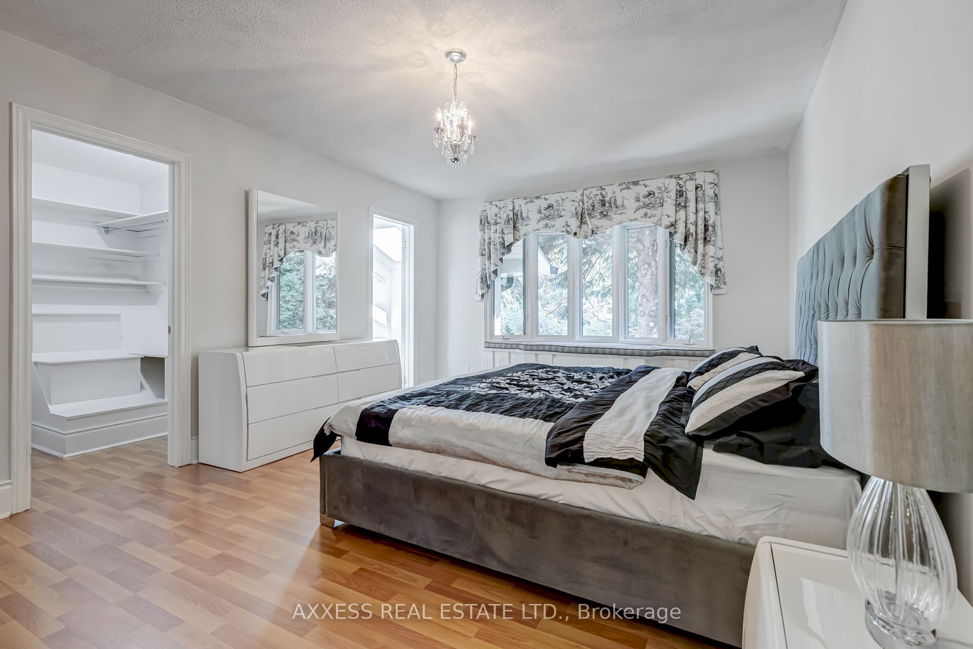 383 Maplehurst Avenue