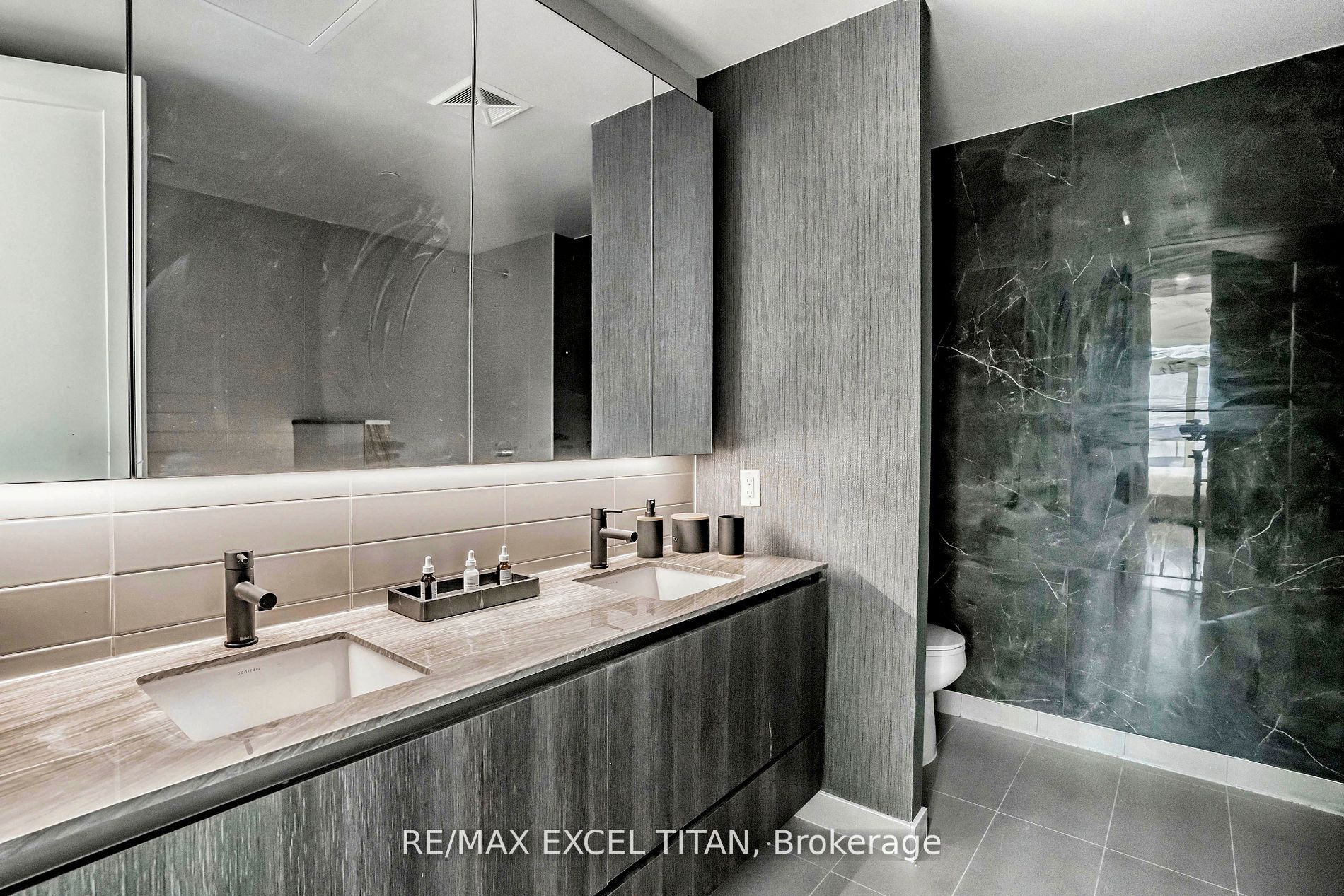 21 Park St E, #1705