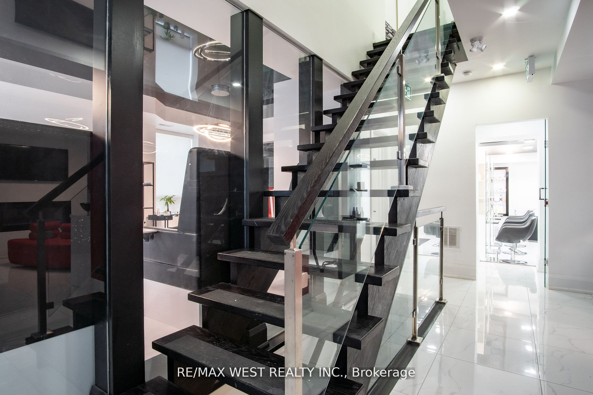 62 Queen St S