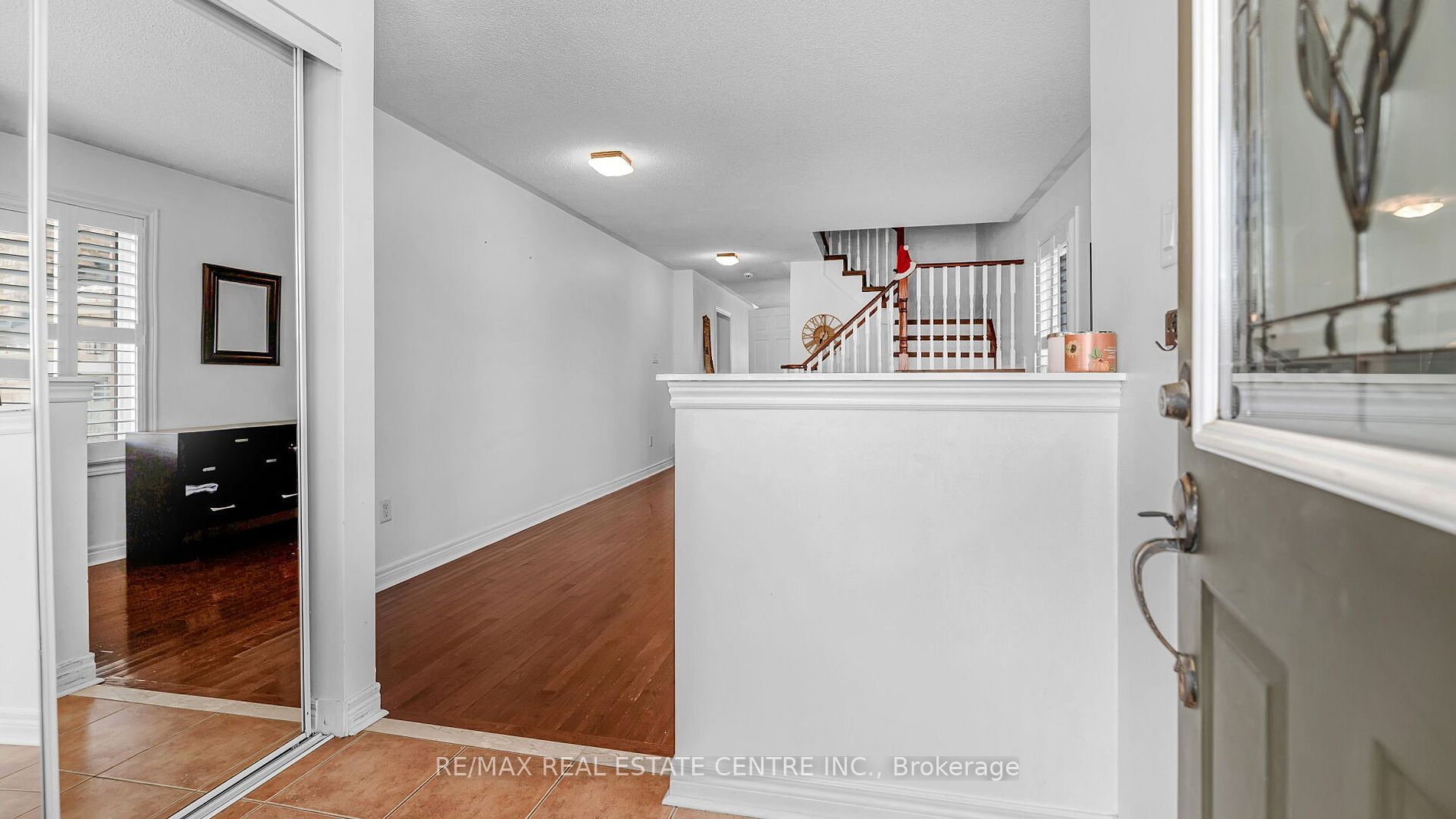 25 Mowat Cres