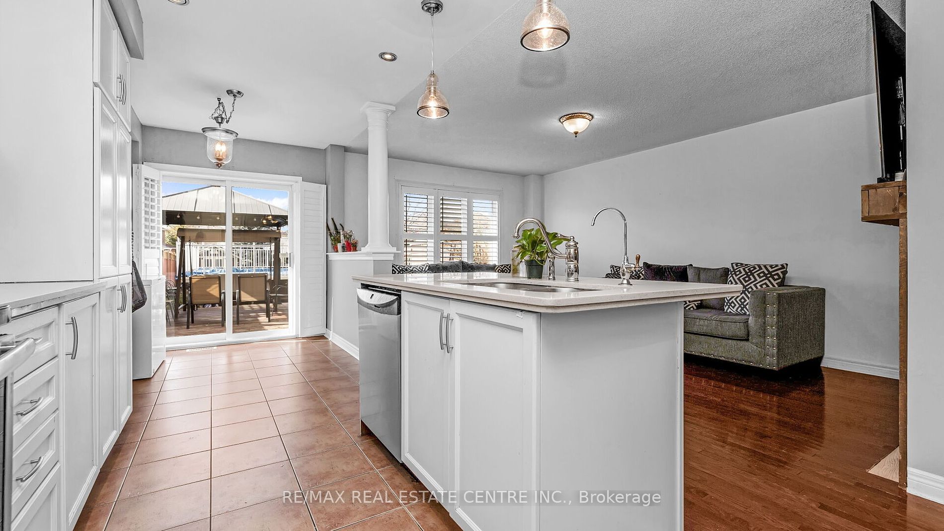 25 Mowat Cres