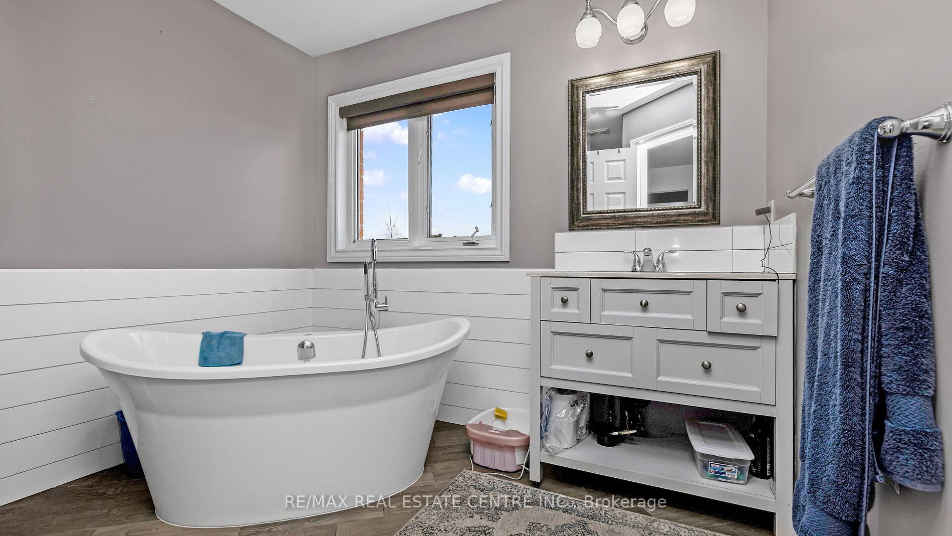 25 Mowat Cres
