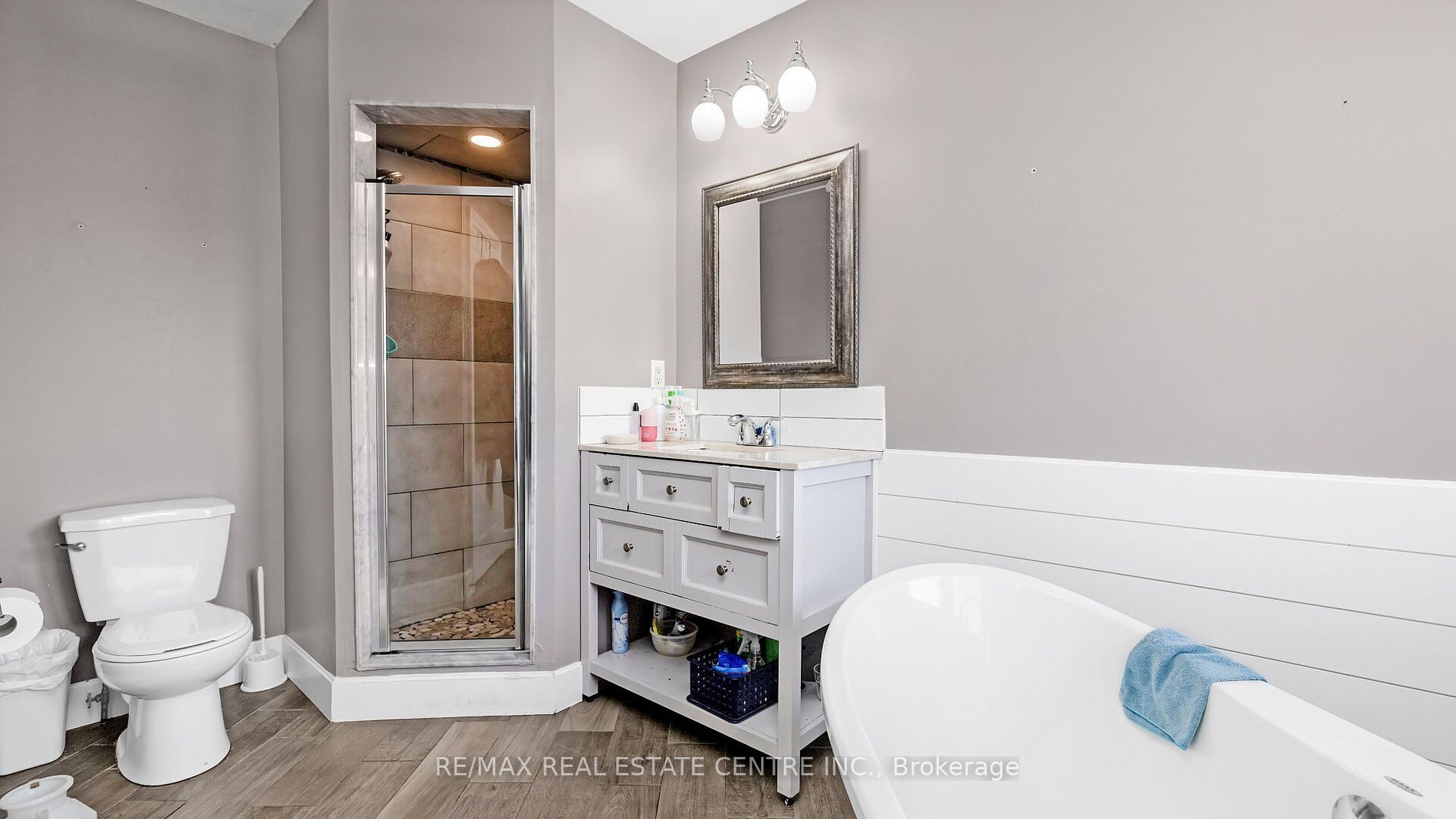 25 Mowat Cres