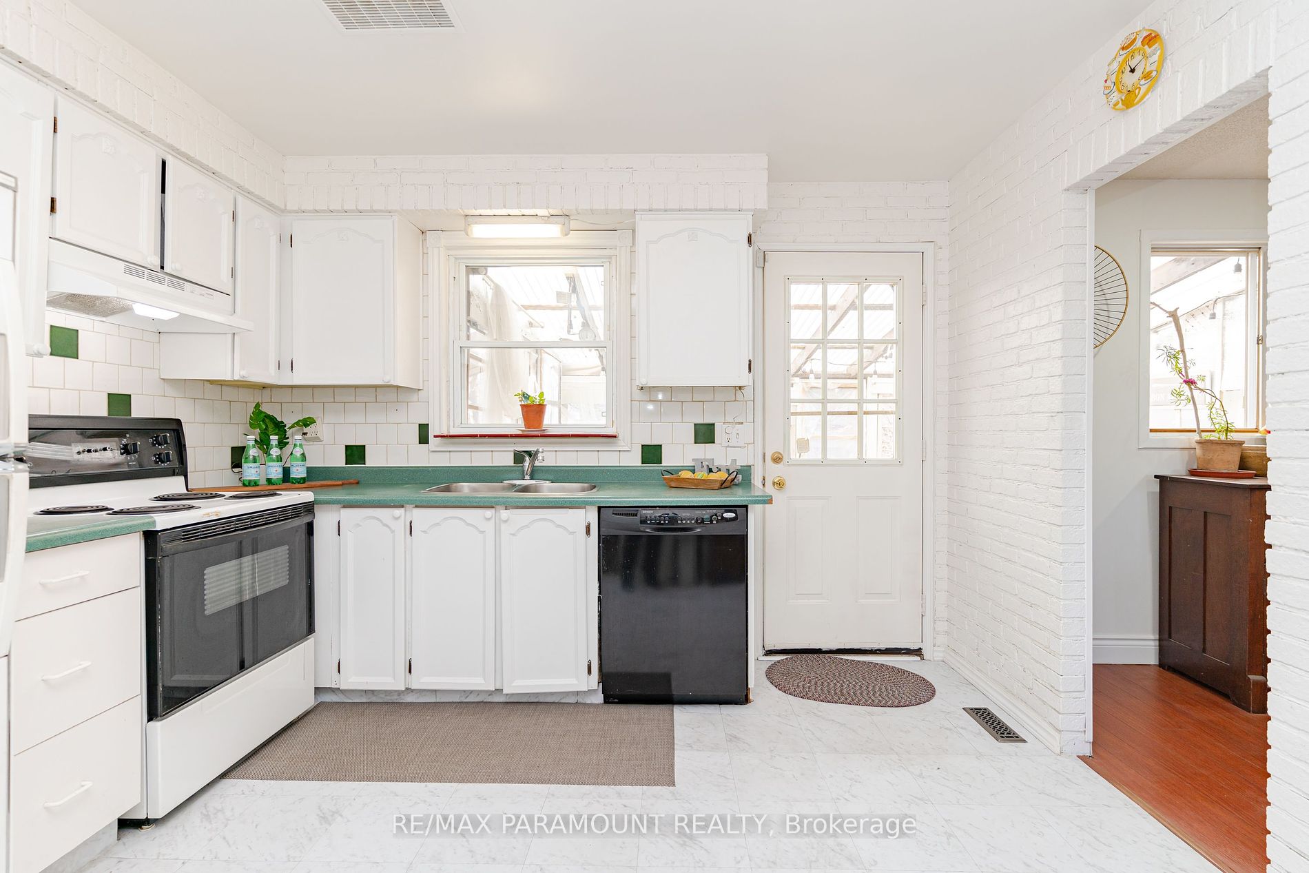 219 Rutherford Road N