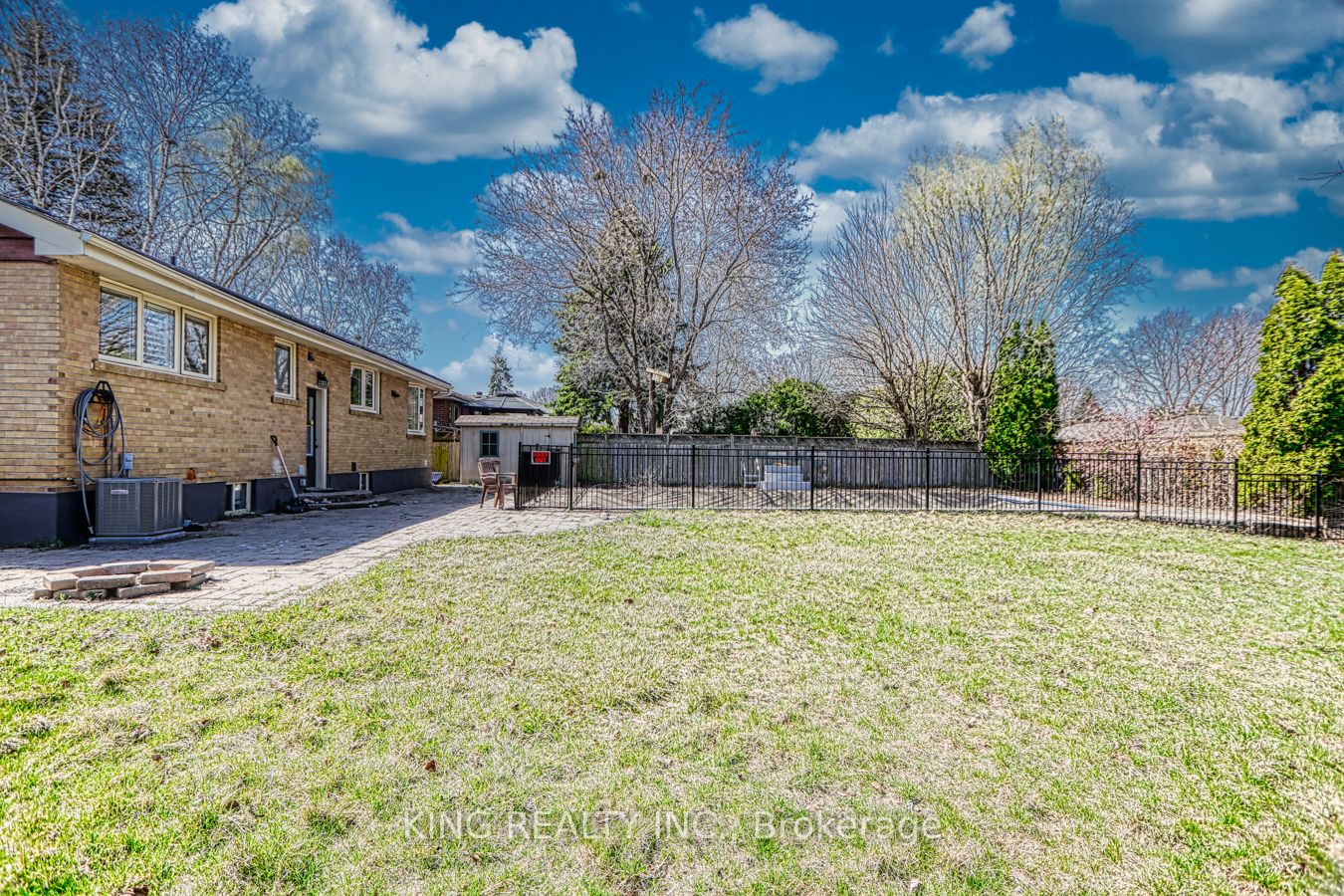 401 Dorchester Cres
