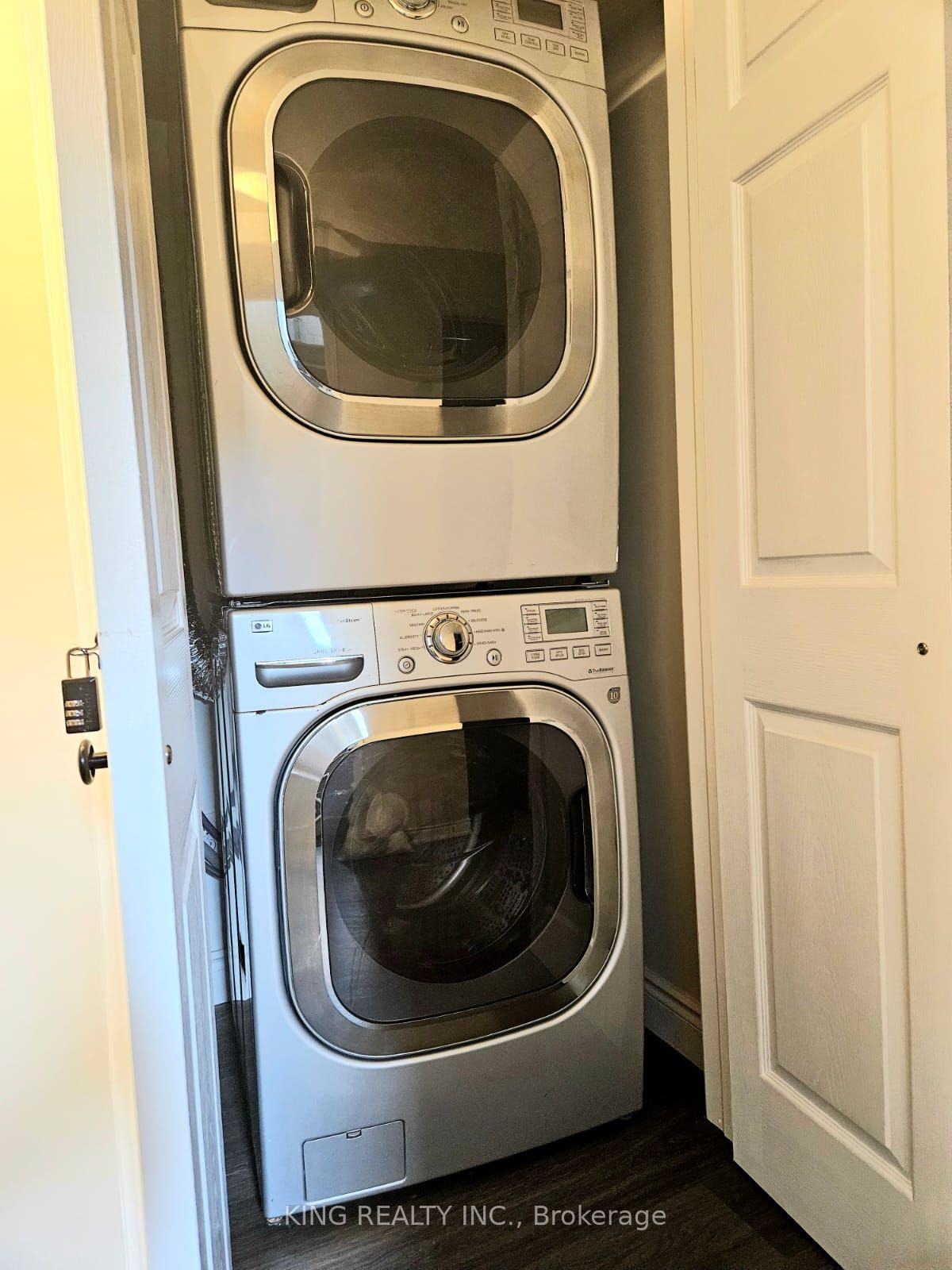 401 Dorchester Cres