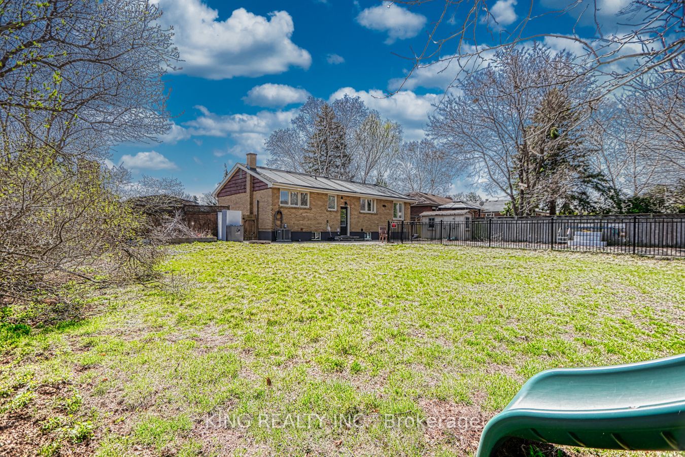 401 Dorchester Cres