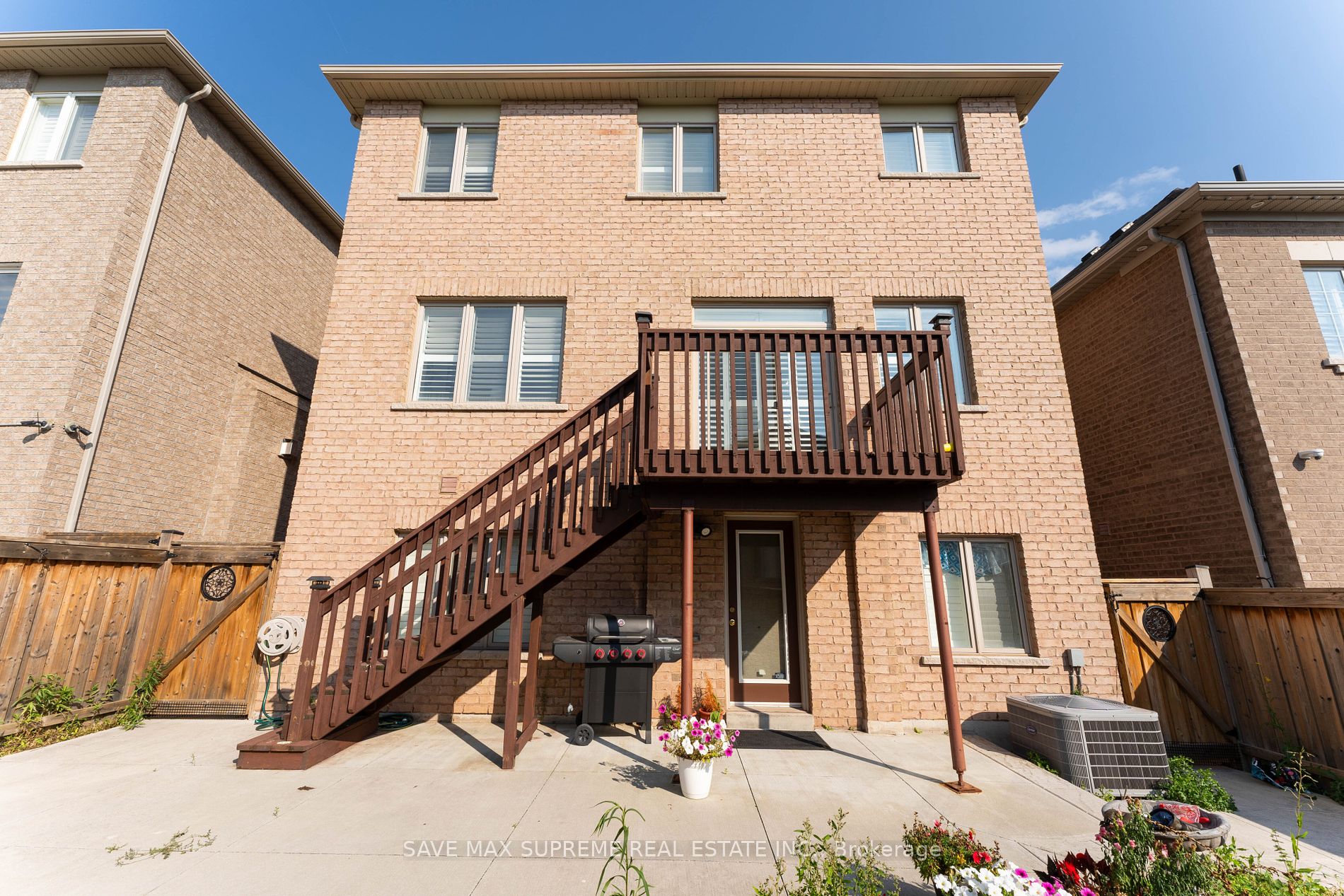 4 Ingleside Rd N
