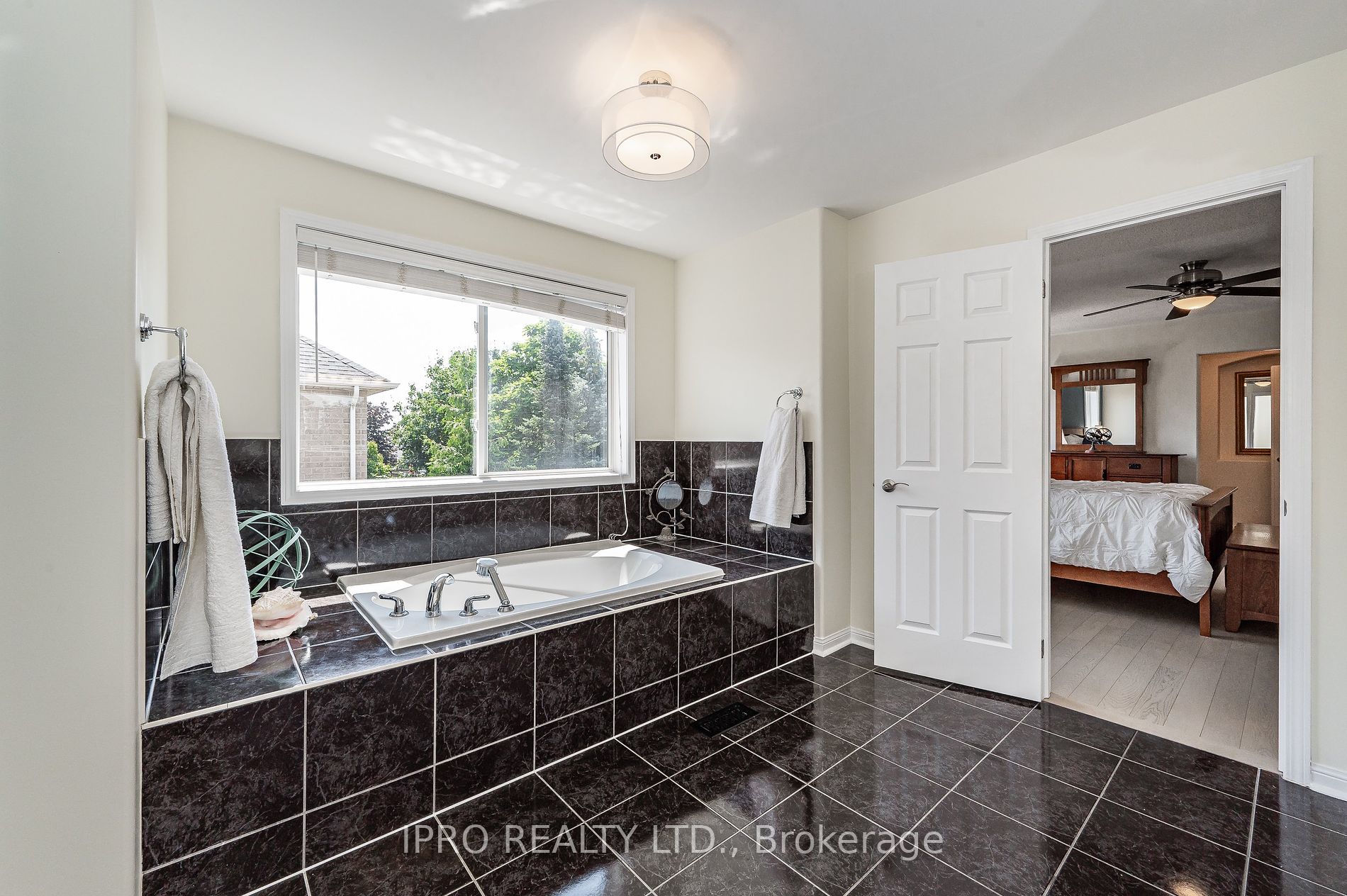 1005 Lancaster Blvd