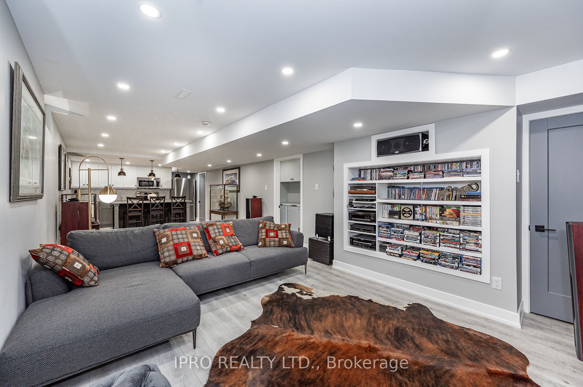 1005 Lancaster Blvd