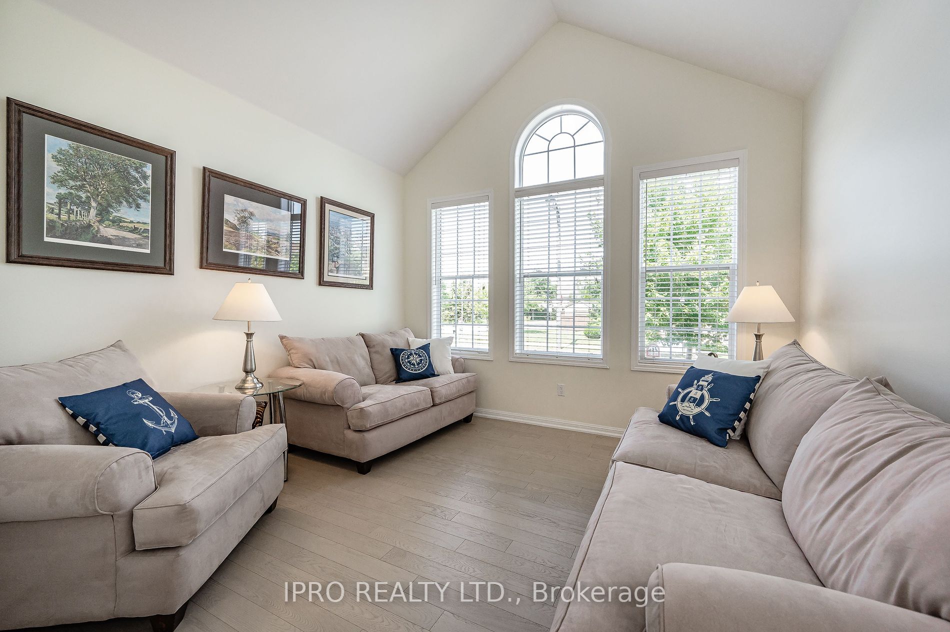 1005 Lancaster Blvd
