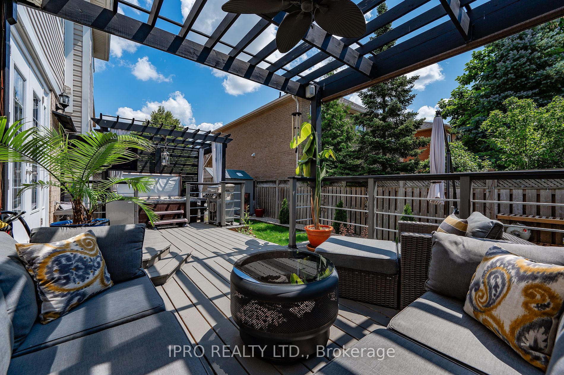 1005 Lancaster Blvd
