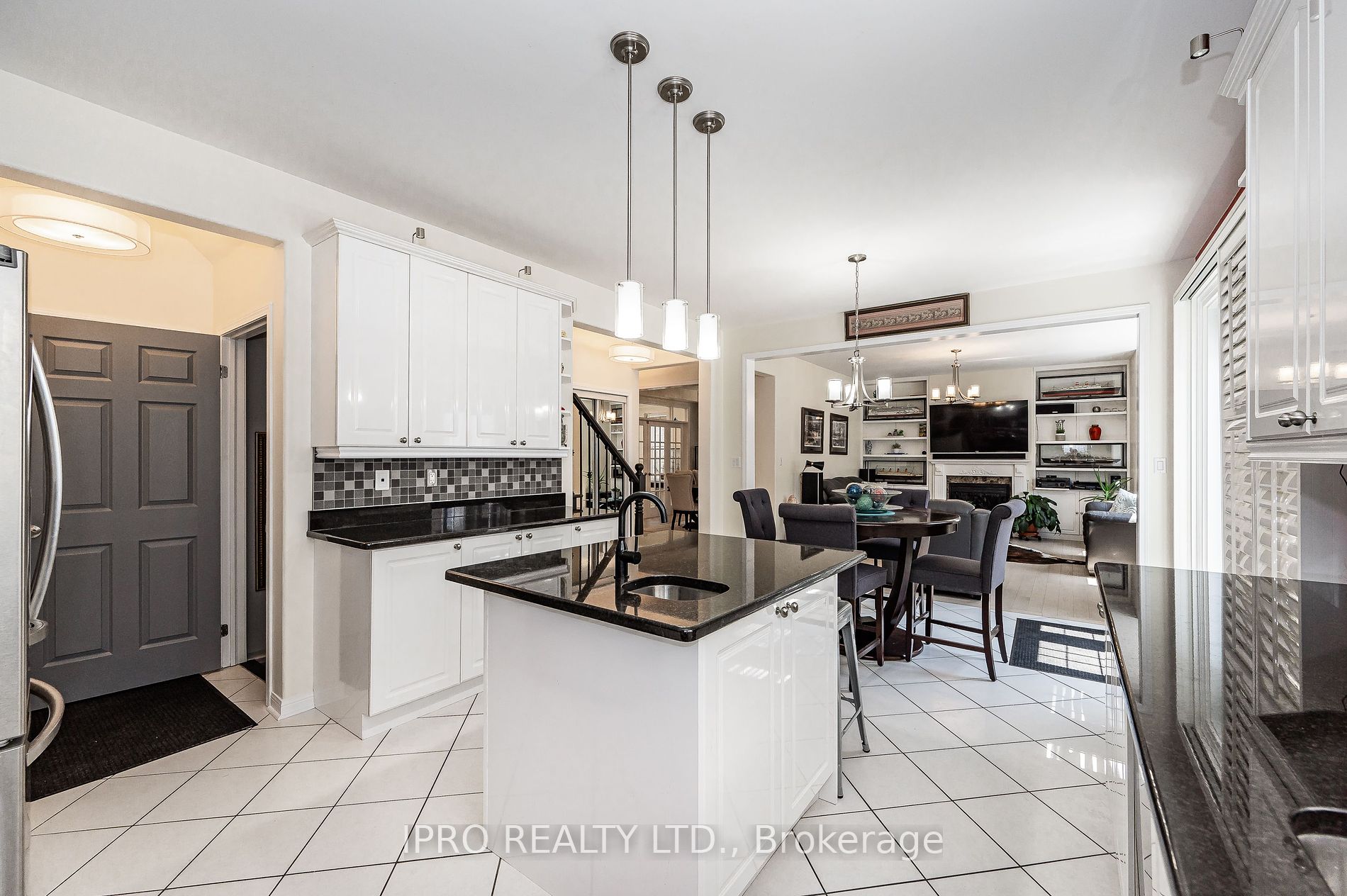 1005 Lancaster Blvd