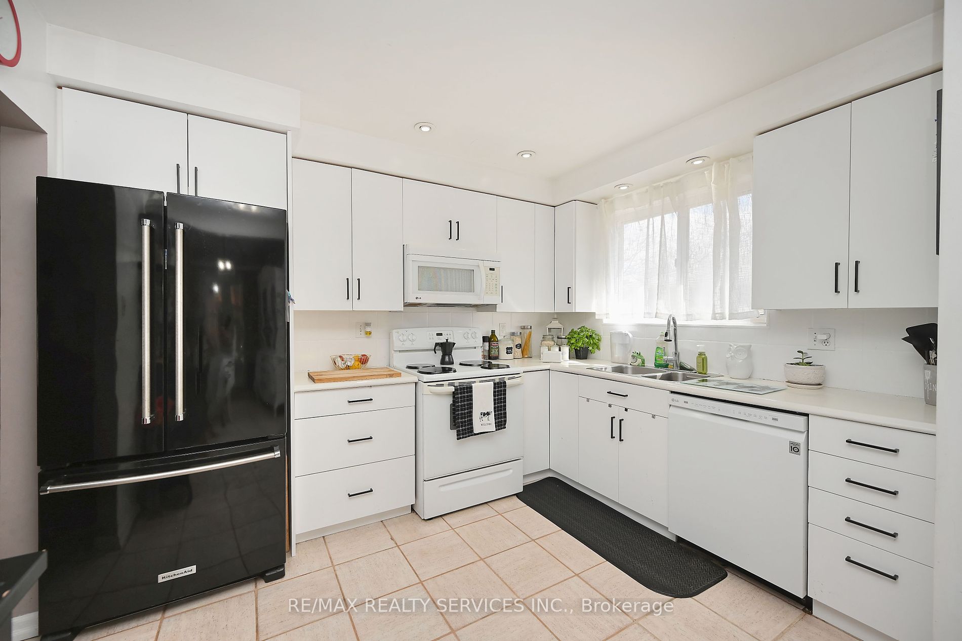 3 Brookdale Cres
