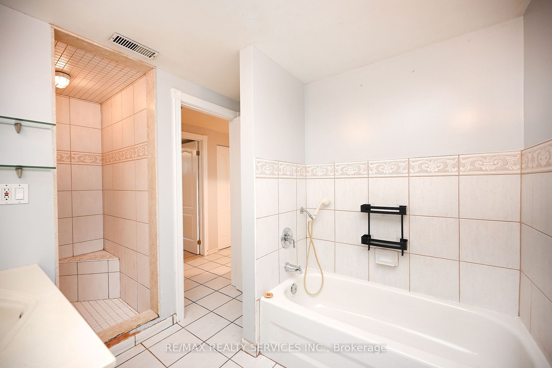 3 Brookdale Cres